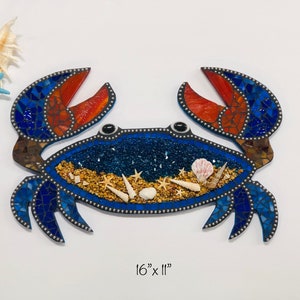 Art mural en mosaïque de techniques mixtes de crabe - Décoration de vie marine côtière avec époxy, coquillages et vitrail - Suspension murale faite main d&#39;inspiration océanique