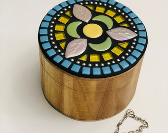 Boîte à bijoux faite main en vitrail et mosaïque en céramique pour femme et fille. Cadeau pour elle, collier et bagues en bois.