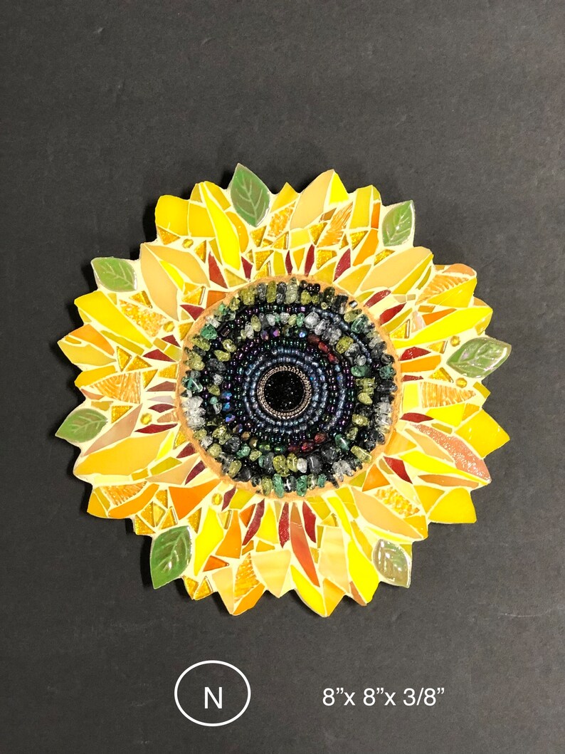 Suspension faite main en mosaïque jaune tournesol. Décoration murale d'intérieur Feuille verte sur une plaque de bois coupée à la main. Tenture murale tournesol pour décoration d'intérieur. N (sunflower)