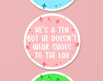 Il a 10 ans mais… Cadeau d'humour pour agent de bord Sticker | SomeFlyStuff