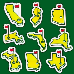 Può includere: Una collezione di adesivi gialli a forma di stati americani, ognuno con un campo da golf e una bandiera rossa. Gli adesivi hanno bordi bianchi e sono su sfondo verde. Stati inclusi: California, New Jersey, Arizona, ecc.