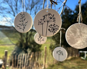 Colgante redondo de cerámica con motivo vegetal – 6,8 cm de diámetro, ideal como decoración de pared o etiqueta de regalo.