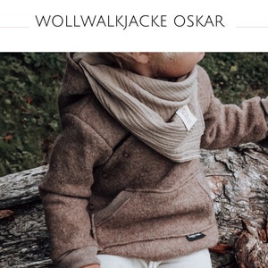 Könnte beinhalten: Braune Wolljacke mit Kapuze und passendem Schal. Die Jacke hat einen Knopfverschluss und eine Vordertasche. Der Text "WOLLWALKJACKE OSKAR" steht oben. Der Schal ist gerippt und hat ein kleines Etikett.