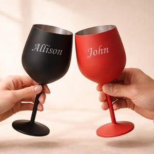 Personligt vinglas i rostfritt stål, specialgraverad namnmugg, isolerad vinbägare med fot på 473 ml