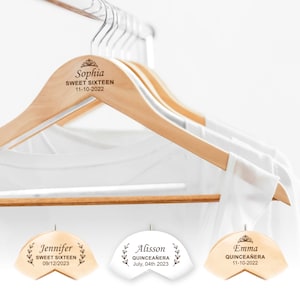 Gepersonaliseerde quinceanera-jurk en Sweet Sixteen-hanger, aangepaste gegraveerde jurkhanger, aandenken quinceanera-cadeaus
