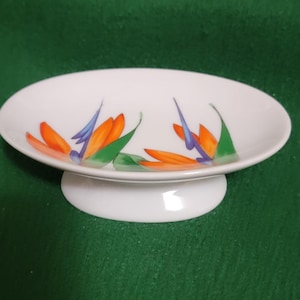 Portasapone in ceramica bianca con piedistallo e fiore di uccello del paradiso, mai usato