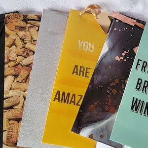 10 sacchetti regalo decorativi per bottiglie di vino, in carta pesante con etichette, NUOVI (lotto 2)