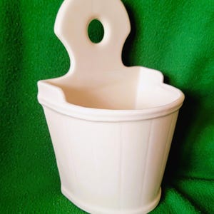 Grande vaso da parete in ceramica bianca, alto 11", in perfette condizioni