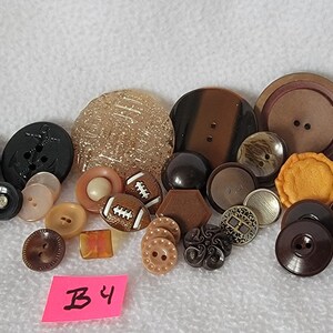 32 bottoni assortiti vintage/nuovi, gambo, 2 fori, 4 fori, vetro, bachelite, metallo lotto B4