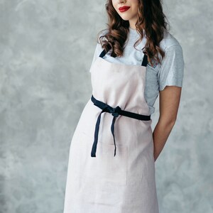 Delantal de lino con bolsillos para mujer - Delantal de trabajo para barista, camarero/a y cocinero/a - Delantal de cocina de lino de calidad, hecho a mano y con bolsillos.