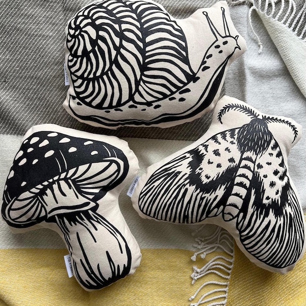 Kudde i form av blocktryck: Cottagecore Insect & Mushroom Decor