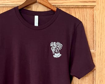 Buona fortuna! T-shirt unisex ricamata, illustrazione a mano in stile stampa a blocchi