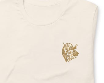 T-shirt unisex con stampa floreale e lumaca, maglietta motivazionale per la salute mentale "Prendila con calma".