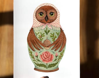 Stampa con illustrazione di bambola nidificante con gufo, decorazione floreale da parete, arte popolare vintage e stravagante