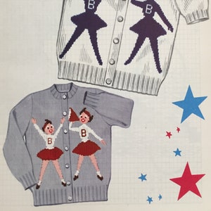 Könnte beinhalten: Strickmuster für einen Cheerleader-Cardigan oder Pullover. Das Muster zeigt zwei Cheerleader mit Pompons und dem Buchstaben "B" auf ihren Pullovern. Das Muster ist für Teenagergrößen 12-14-16-18. Knit O Graf Nr. 210. 25 Cents.