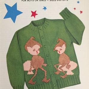 Può includere: Cardigan verde lavorato a maglia con chiusura a bottoni, con due folletti marroni e rosa. La copertina del motivo vintage include il testo "KNIT O GRAF" e "PIXIE CARDIGAN OR SLIPOVER". Taglie 6-8-10-12. Decorazioni a stella blu e rossa.