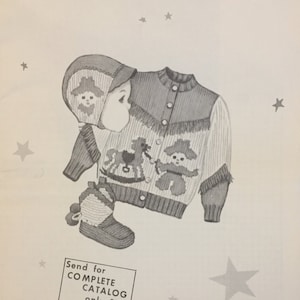 Pode incluir: Padrão de tricô para um cardigan, um suéter, uma calça, um capacete e botinhas de cowboy para bebê. O padrão é para os tamanhos 1, 2 e 4. O padrão inclui instruções para crochetar as botinhas. O padrão é para fio de bebê de 3 fios, tipo fingering ou saxony. O padrão é da Knit O Graf, No. 110. Envie para um catálogo completo por 35 centavos.
