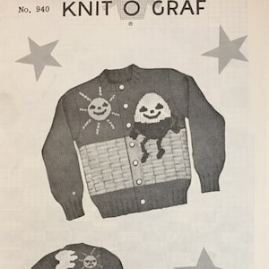 Op de afbeelding: Breipatroon voor een trui met een zon- en een spookontwerp. Het patroon is voor maten 4-6-8-10 en gebruikt 3-draads fingering garen. Het patroon bevat levensgrote grafieken voor alle 4 maten.  No. 940 KNIT O GRAF