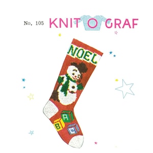 Puede incluir: Patrón de tejido para una media de Navidad roja con un muñeco de nieve y la palabra "NOEL" en ella. La media también tiene algunos bloques coloridos con letras en ellos.