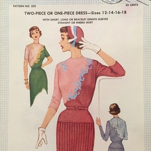 Peut inclure: Patron de tricot vintage pour une robe deux pièces ou une pièce. L'illustration montre une femme dans une robe rose et rouge avec une jupe droite ou côtelée. Le patron comprend les tailles 12-14-16-18. Le texte indique "Knit-to-Fit Graph Pattern".