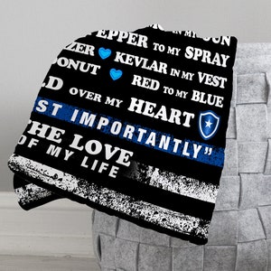 Może przedstawiać: Czarny i niebieski koc z cienką niebieską linią i tekstem "Pepper to my spray, Kevlar in my vest, Red to my blue, Most importantly the love of my life."
