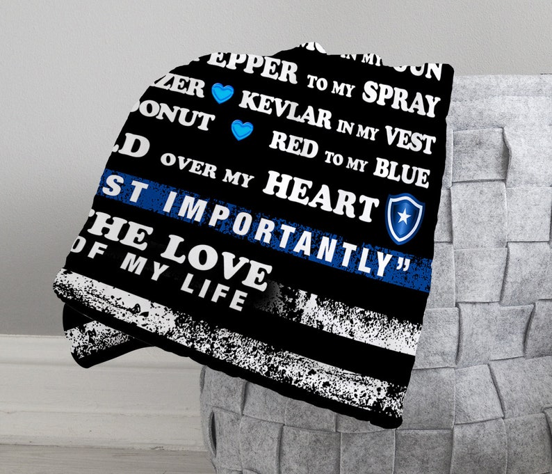 Może przedstawiać: Czarny i niebieski koc z cienką niebieską linią i tekstem "Pepper to my spray, Kevlar in my vest, Red to my blue, Most importantly the love of my life."