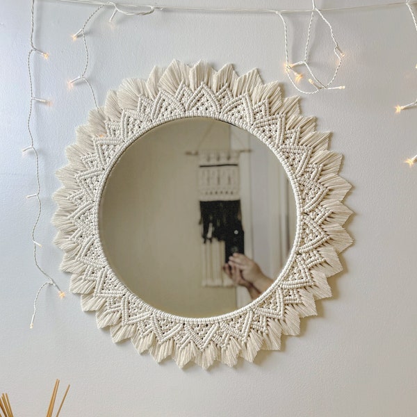 Grand miroir en macramé écru - Décoration de maison blanche Boho - Salon - Chambre à coucher - Décor de chambre d’enfant - Options de couleur Cintre mural doux - Boho