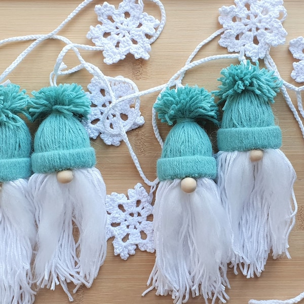 4x Christmas Gnome Garland Crochet - White Snowflake Fireplace Ornament - Xmas Home Decoration - Unique Noel Gift ideas - Silly Gonks