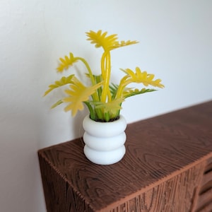 Miniatura per casa delle bambole in scala 1:12. Pianta con foglie in un vaso a bolla bianco stampato in PLA.