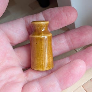 Miniatura para casa de muñecas a escala 1:12. Maceta alta esmaltada, disponible en verde y marrón.