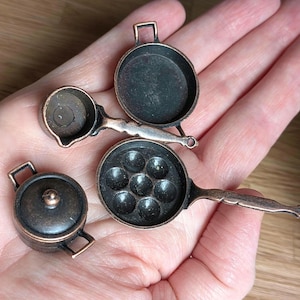 Miniature de maison de poupée à l'échelle 1:12. Un ensemble de quatre casseroles/casseroles de cuisine rustiques, vintage, en cuivre.