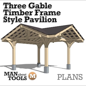 Può includere: Un rendering 3D di un padiglione in stile a tre falde in legno. Il padiglione ha un tetto grigio scuro ed è sostenuto da sei pali in legno. Il testo "Three Gable Timber Frame Style Pavilion" è in alto nell'immagine e il testo "PLANS" è in basso nell'immagine.