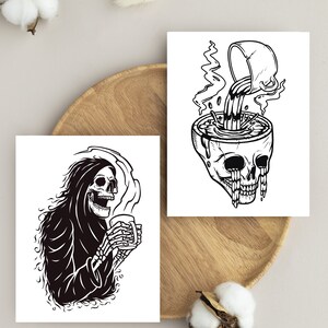 Könnte beinhalten: Zwei Schwarzweißillustrationen. Die erste zeigt ein Skelett, das eine Kapuzenrobe trägt und eine dampfende Tasse hält. Die zweite zeigt einen Schädel, in den eine Tasse dampfende Flüssigkeit gießt.