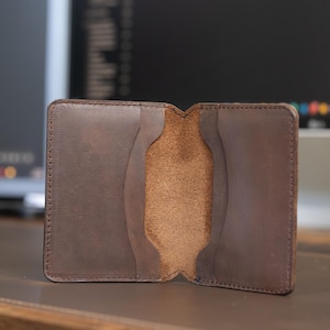 Cartera minimalista de piel Crazy Horse: tarjetero artesanal con 4 ranuras y bordes pulidos. Cartera plegable delgada para hombre y mujer.