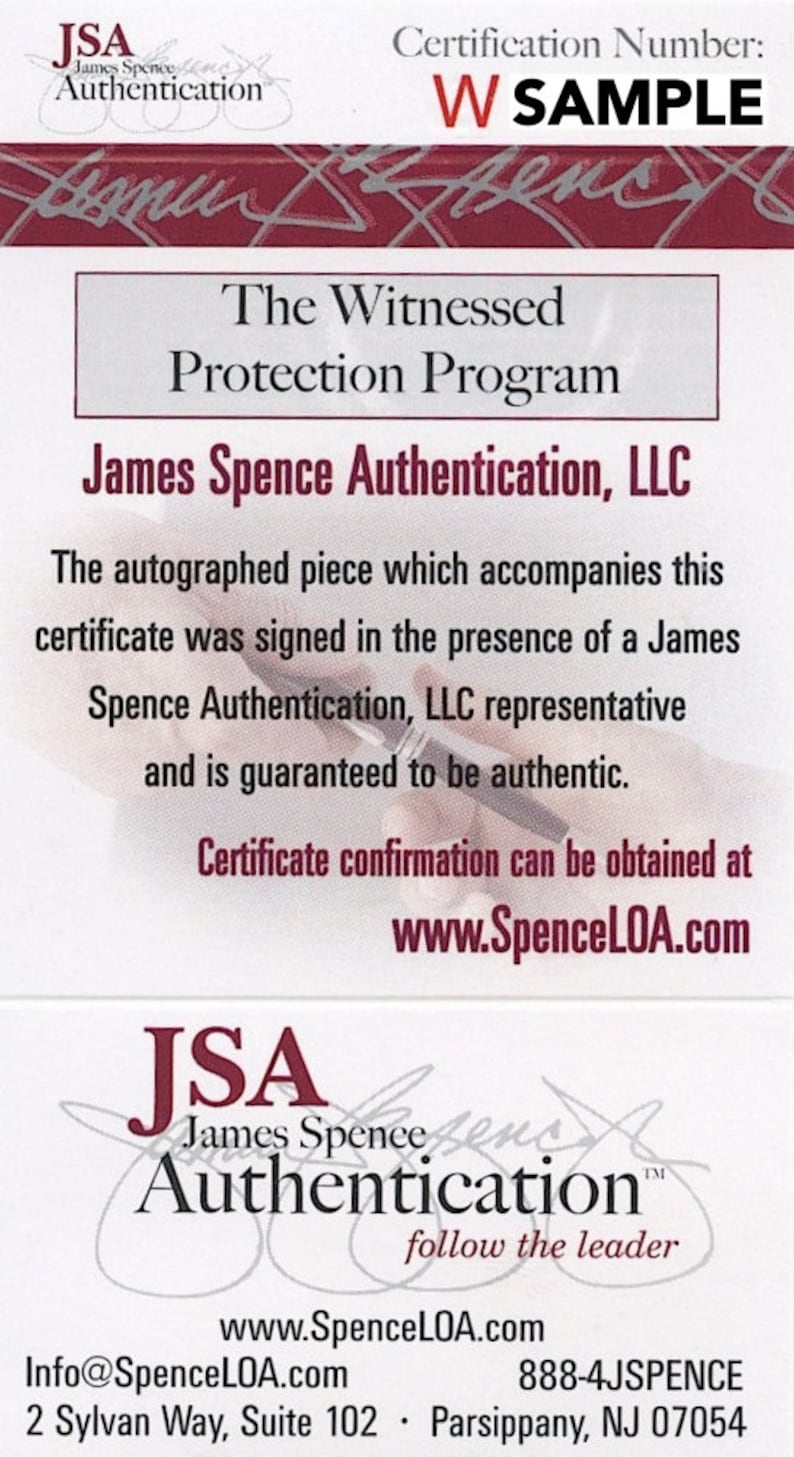 K&ouml;nnte beinhalten: Ein wei&szlig;es Zertifikat mit dem Text "The Witnessed Protection Program" und "James Spence Authentication, LLC". Das Zertifikat enth&auml;lt das JSA-Logo und die Zertifizierungsnummer "W SAMPLE". Das Zertifikat garantiert die Echtheit.