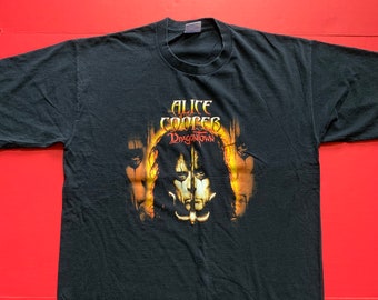 アリス クーパーの象徴的なトラッシュ アルバム ルック レトロ