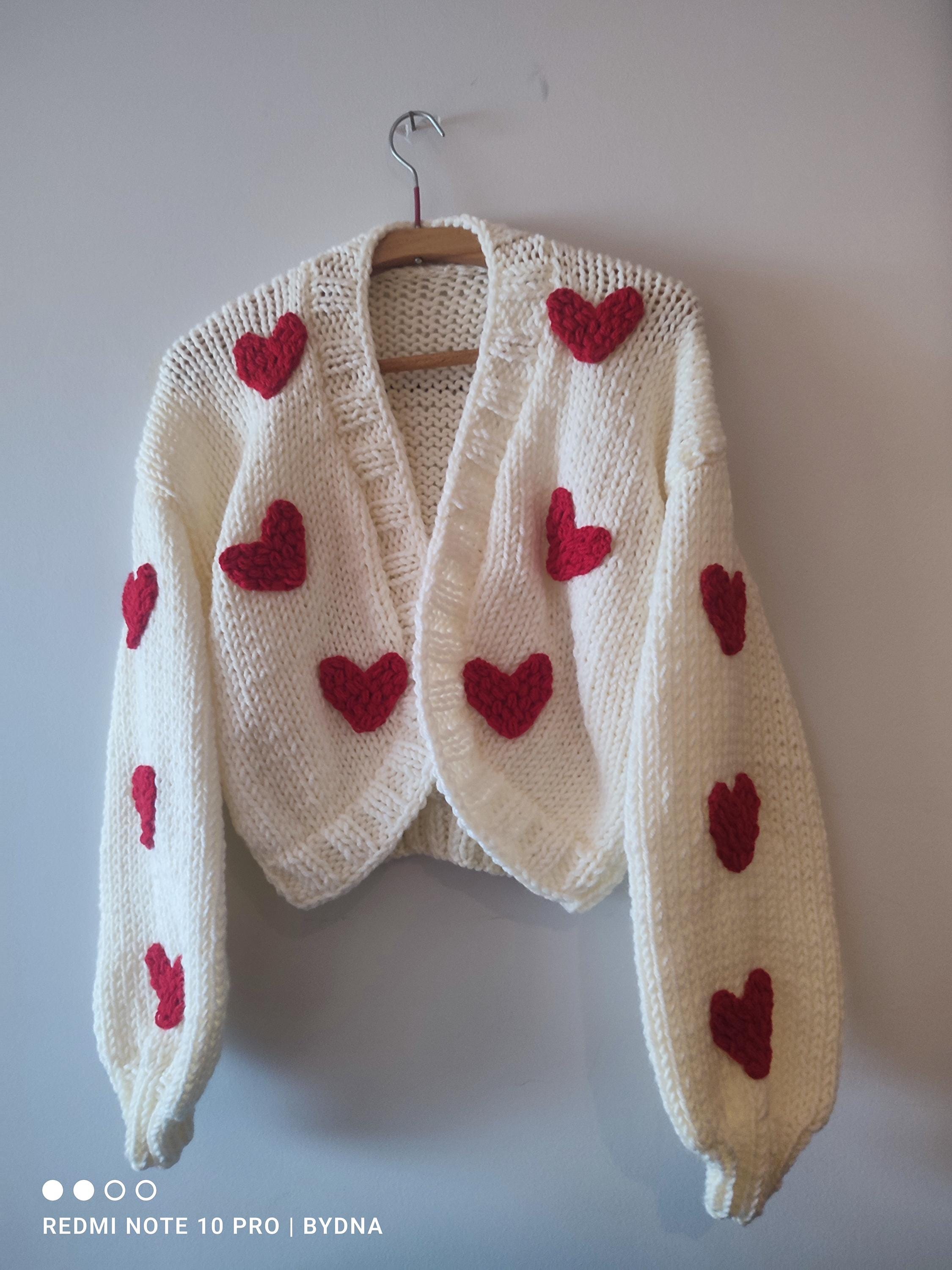 手編みウールのハート型カーディガン、バレンタインの赤いハート型