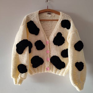 牛の刺繍カーディガン、オーバーサイズのチャンキーセーター、田園風ニットジャンパー、黒の牛柄プリント、ウェアラブルアート、彼女へのプレゼント、快適な着心地