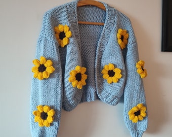 Blaue Sonnenblumen-Strickjacke, trendige Damenkleidung, floraler Pullover, Oversize-Damenkleidung, Stickerei-Pullover für sie, Verkauf handgemachte Geschenke