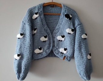 Schafblauer Cardigan, trendiger Grobstrickpullover, schwarzes Schaf auf weißem Prinzessinnen-Cardigan, gestrickte Weihnachtskleidung aus Wolle, Strickwaren nach Maß