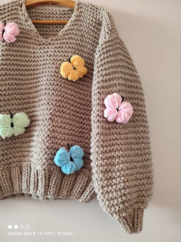X-Girl 【 Women's Xg Butterfly Oversized Knit Sweater Womens 】 レディース Butterfly Fluffy Sweater Woman, Beige Chunky Pullover, 3D