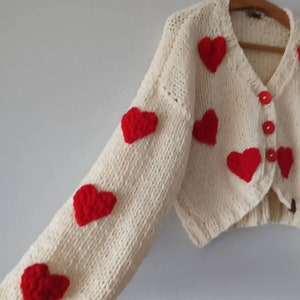 Cardigan cadeau un coeur, un amour, commandez 13 cadeaux brodés coeurs pour son pull, pull femme Saint-Valentin, sweat coeur crémeux