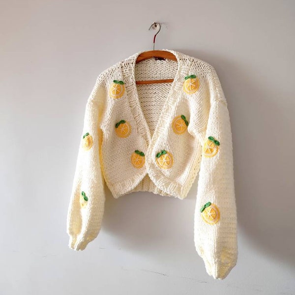 Pull brodé citron, cardigan tendance femme, cardigan court surdimensionné en tranches, pull en tricot personnalisé, cadeau d'anniversaire pour elle, pull fait main