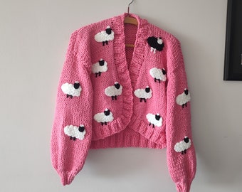 Cardigan di pecora rosa, maglione di pecora dolce, disegni unici di Natale, regalo per lei, abbigliamento da donna lavorato a maglia, maglione fatto a mano, edizione limitata