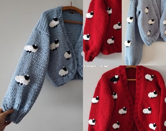 Weihnachtsgeschenk Schaf Strickjacke , schwarze Schafe im weißen Pullover, einzigartiges Design Geschenk für sie, gestrickte Frauenkleidung, handgemachter Pullover, roter Pullover