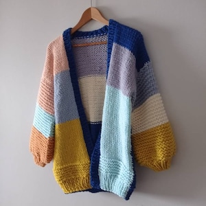 Cardigã feminino colorblock, jaqueta de tricô, suéter grosso e colorido, cardigã oversized, cardigã azul estilo uniforme escolar, jaqueta de tricô oversized