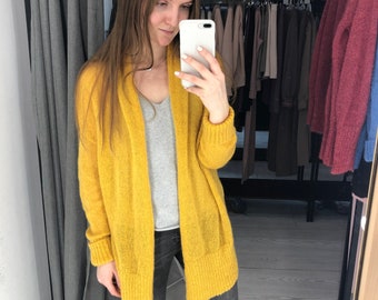 Cardigan cocon cache-cœur ouvert en maille mohair moutarde. Manteau long et ample fait à la main. Pull châle veste oversize en laine d'alpaga tricot jaune