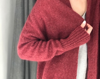 Cardigan en résille de mohair rouge avec lurex. Cache-poussière ample en tricot d'alpaga à col châle pour femme. Cocon de laine pour femmes à mailles ajourées bordeaux