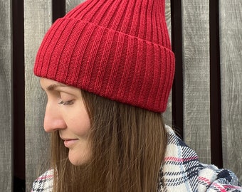 Gorro de punto grueso de invierno de punto rojo para mujer. Gorro holgado de lana tejido a mano. Gorro de punto de lana burdeos hecho a mano