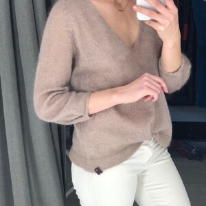 Pull en maille de mohair blanc pour femme. Pull chaud et transparent en alpaga. Pull tricoté main confortable pour femme. Pull transparent en mohair et soie image 6